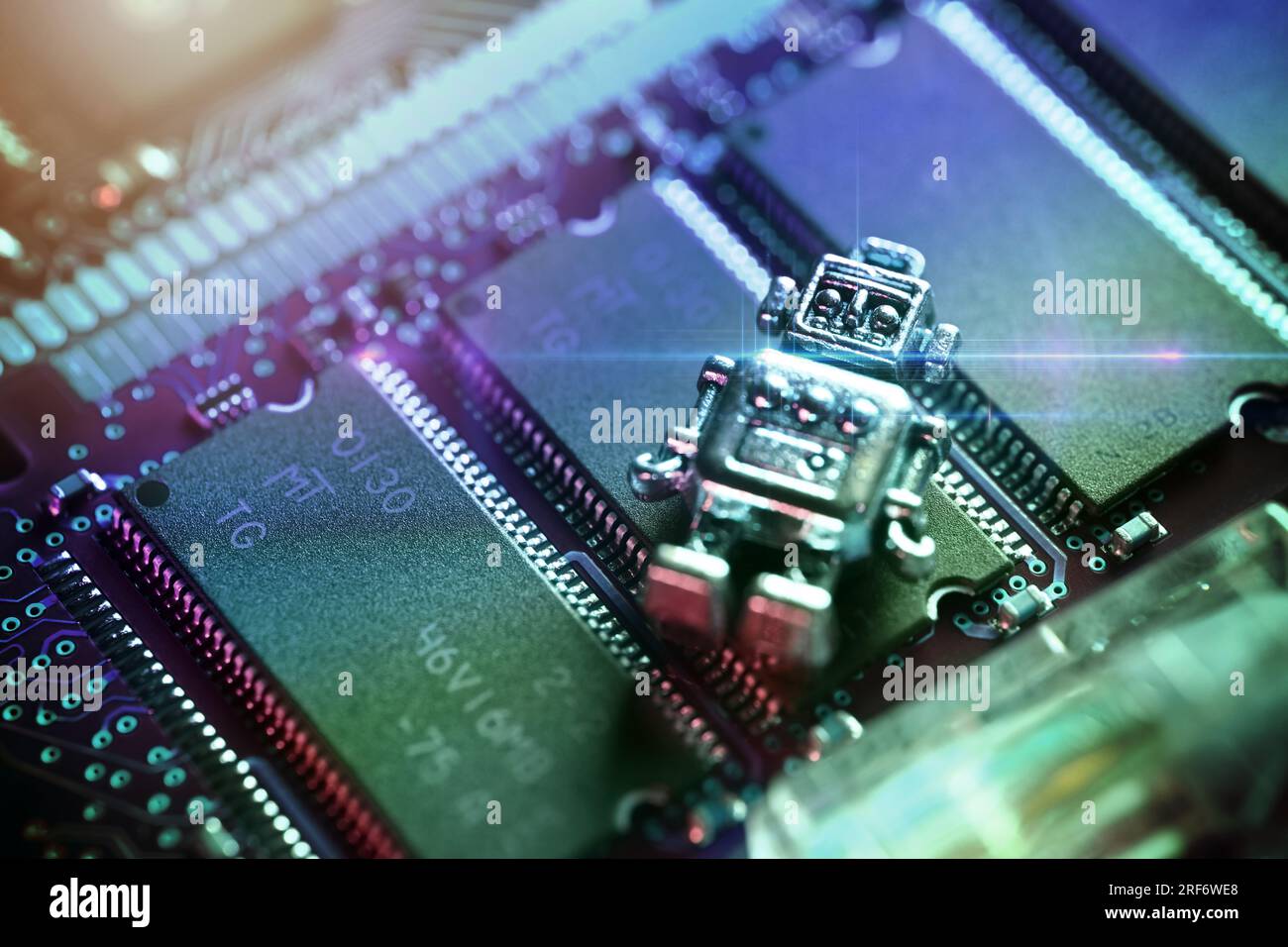 Miniatur-Roboter auf einer Computerplatine, Symbolfoto Künstliche Intelligenz Stock Photo