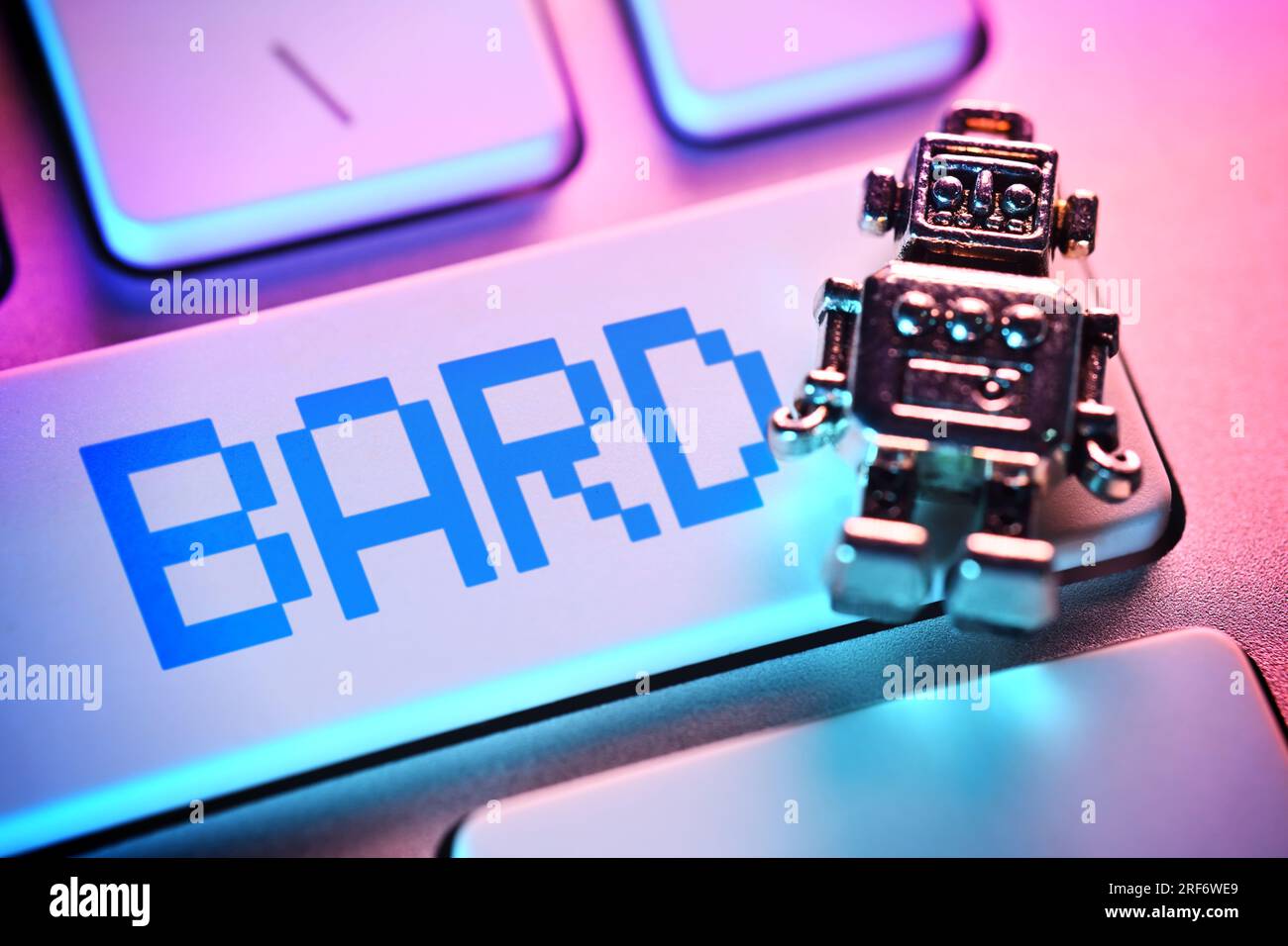 FOTOMONTAGE, Miniatur-Roboter auf einer Computertaste mit der Aufschrift Bard, Google-KI Stock Photo
