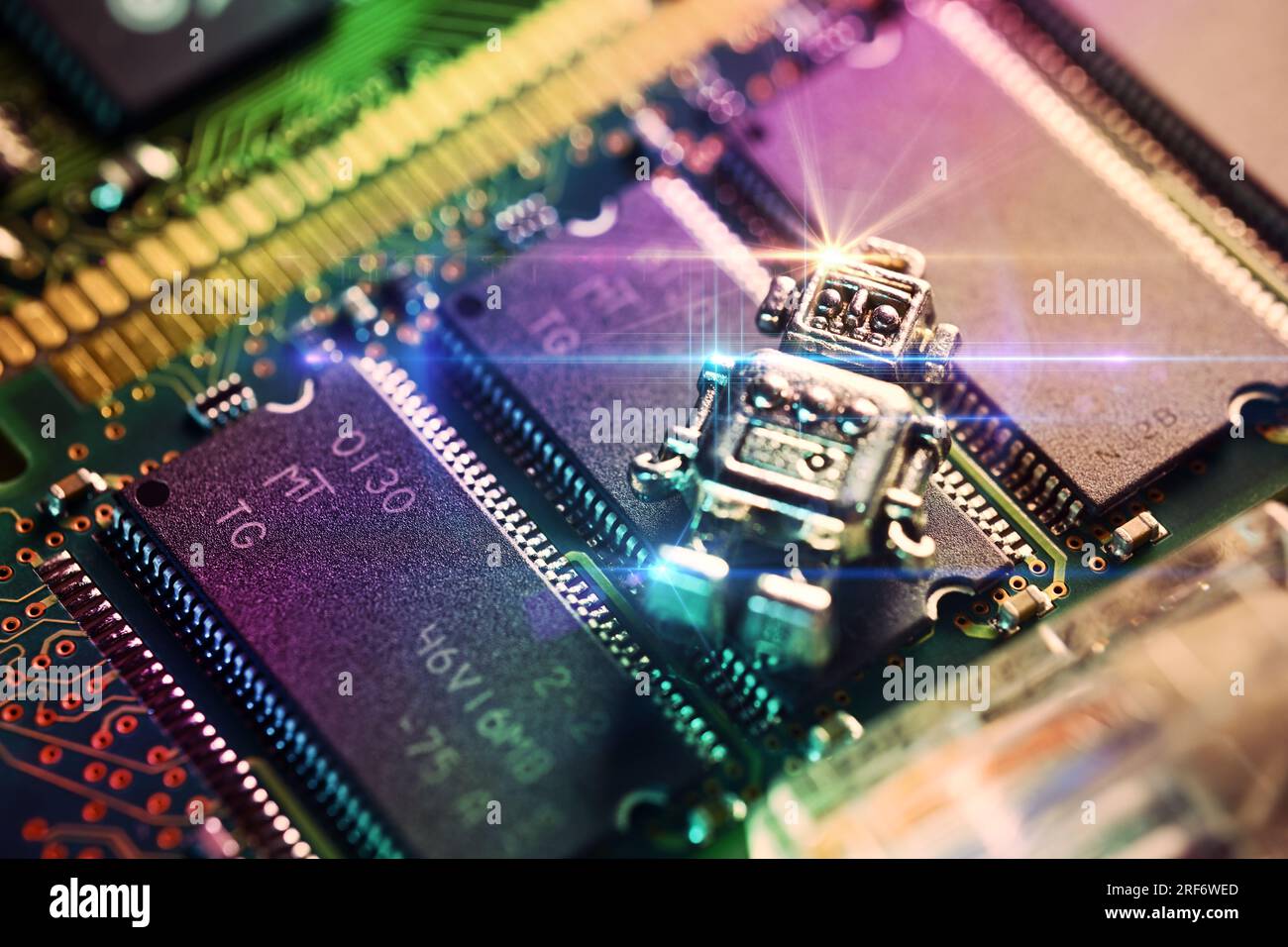 FOTOMONTAGE, Miniatur-Roboter auf einer Computerplatine, Symbolfoto Künstliche Intelligenz Stock Photo