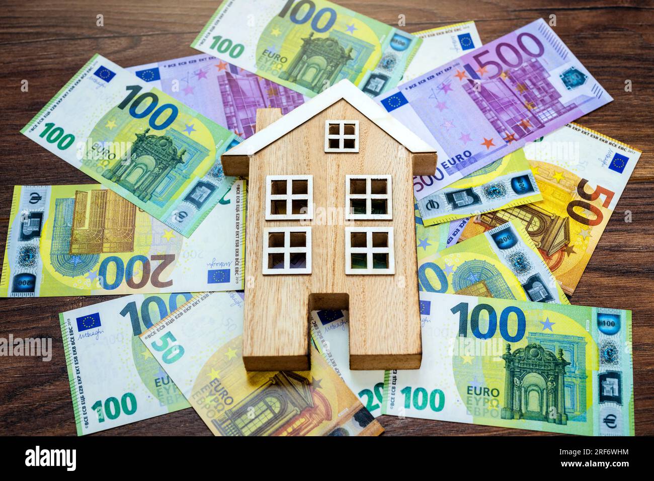 Hausmodell auf Geldscheinen, Symbolfoto Grundsteuer Stock Photo