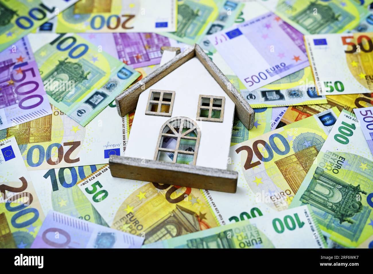 Hausmodell auf Geldscheinen, Symbolfoto Grundsteuer Stock Photo