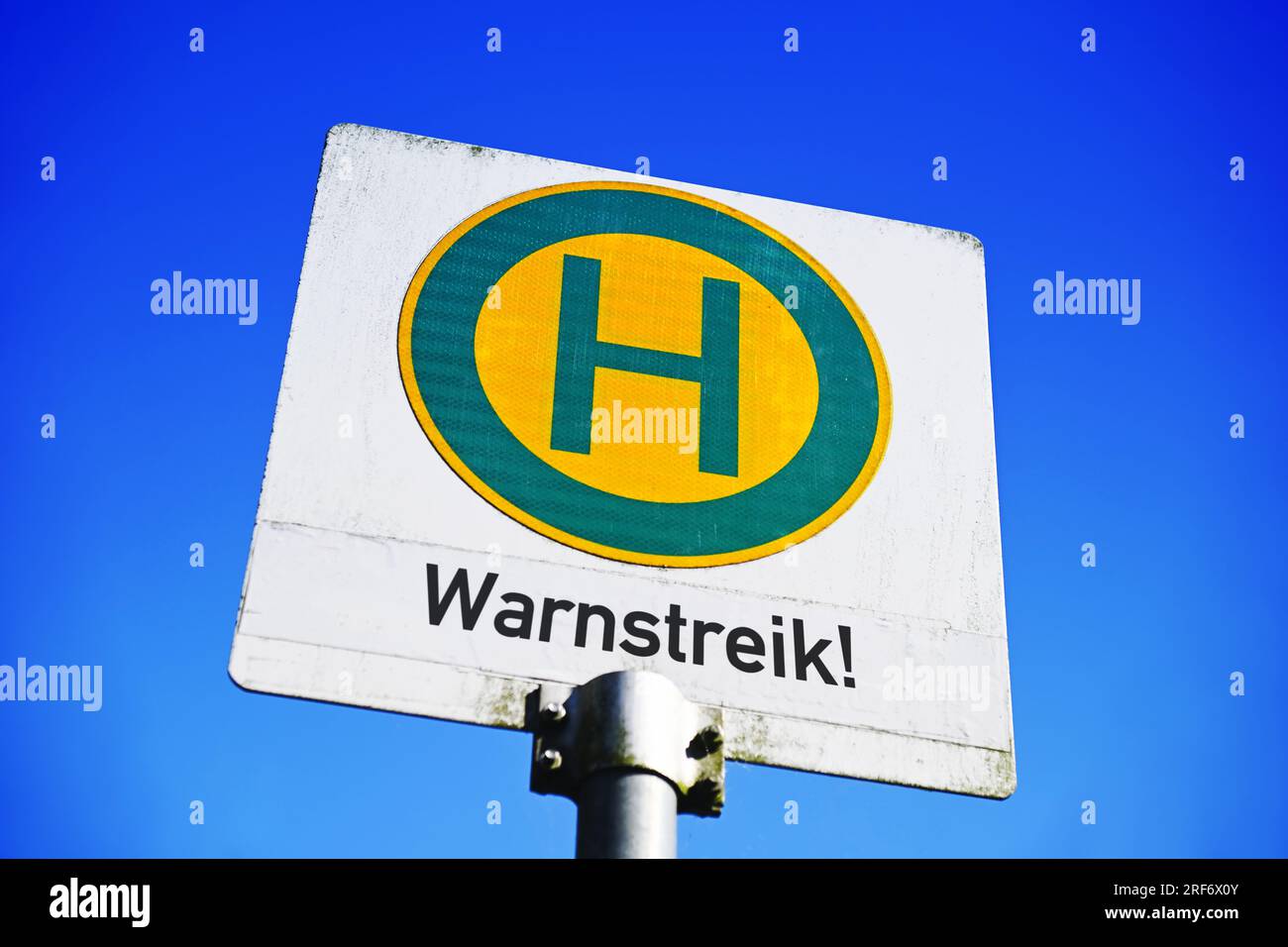 FOTOMONTAGE, Bushaltestellenschild mit Aufschrift Warnstreik! Stock Photo