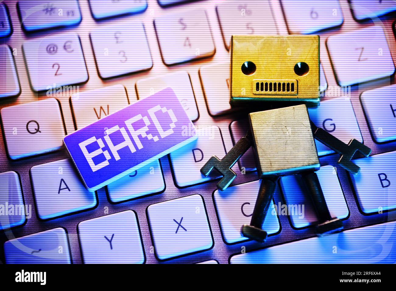 FOTOMONTAGE, Roboterfigur auf einer Computertastatur und Taste mit Aufschrift Bard, Google-KI Stock Photo
