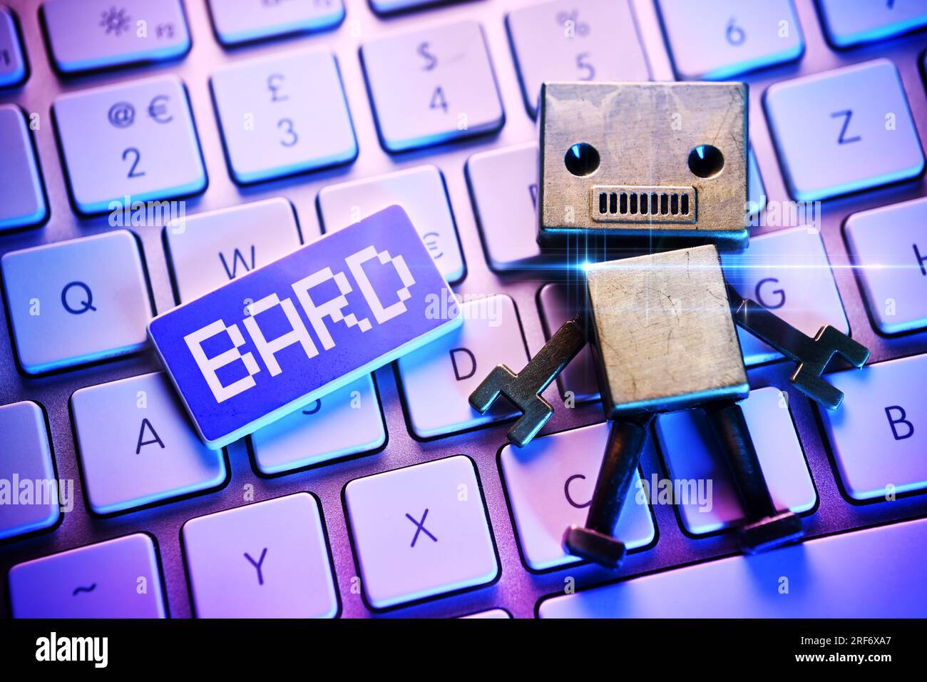 FOTOMONTAGE, Roboterfigur auf einer Computertastatur und Taste mit Aufschrift Bard, Google-KI Stock Photo