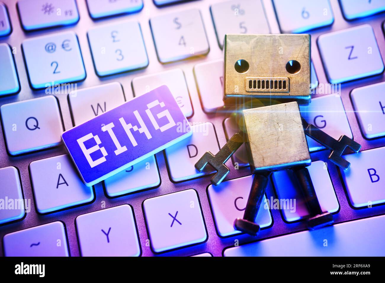 FOTOMONTAGE, Roboterfigur auf einer Computertastatur und Taste mit Aufschrift Bing, Symbolfoto für KI in der Microsaft-Suchmaschine Bing Stock Photo