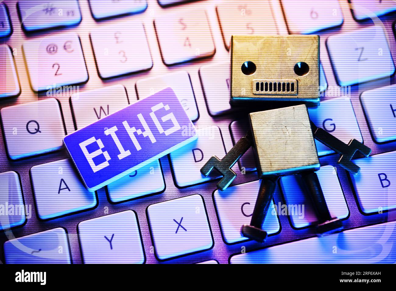 FOTOMONTAGE, Roboterfigur auf einer Computertastatur und Taste mit Aufschrift Bing, Symbolfoto für KI in der Microsaft-Suchmaschine Bing Stock Photo