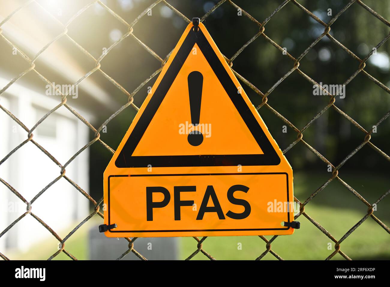 FOTOMONTAGE, Gefahrenschild mit Ausrufezeichen und Aufschrift PFAS Stock Photo