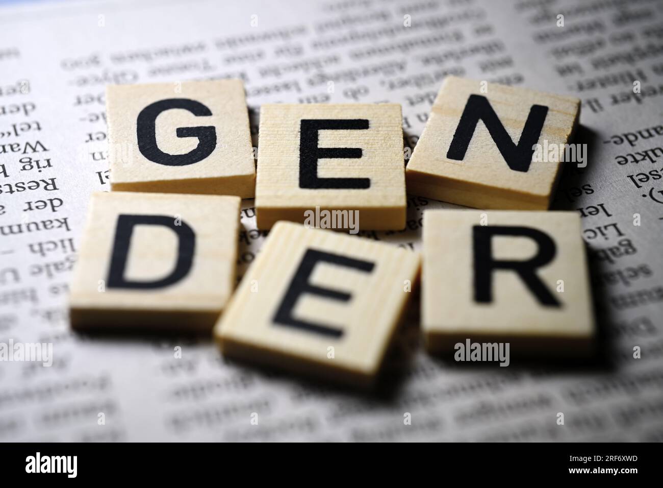 Buchstaben formen das Wort Gender auf Zeitungsseite, Symbolfoto Gendersprache Stock Photo