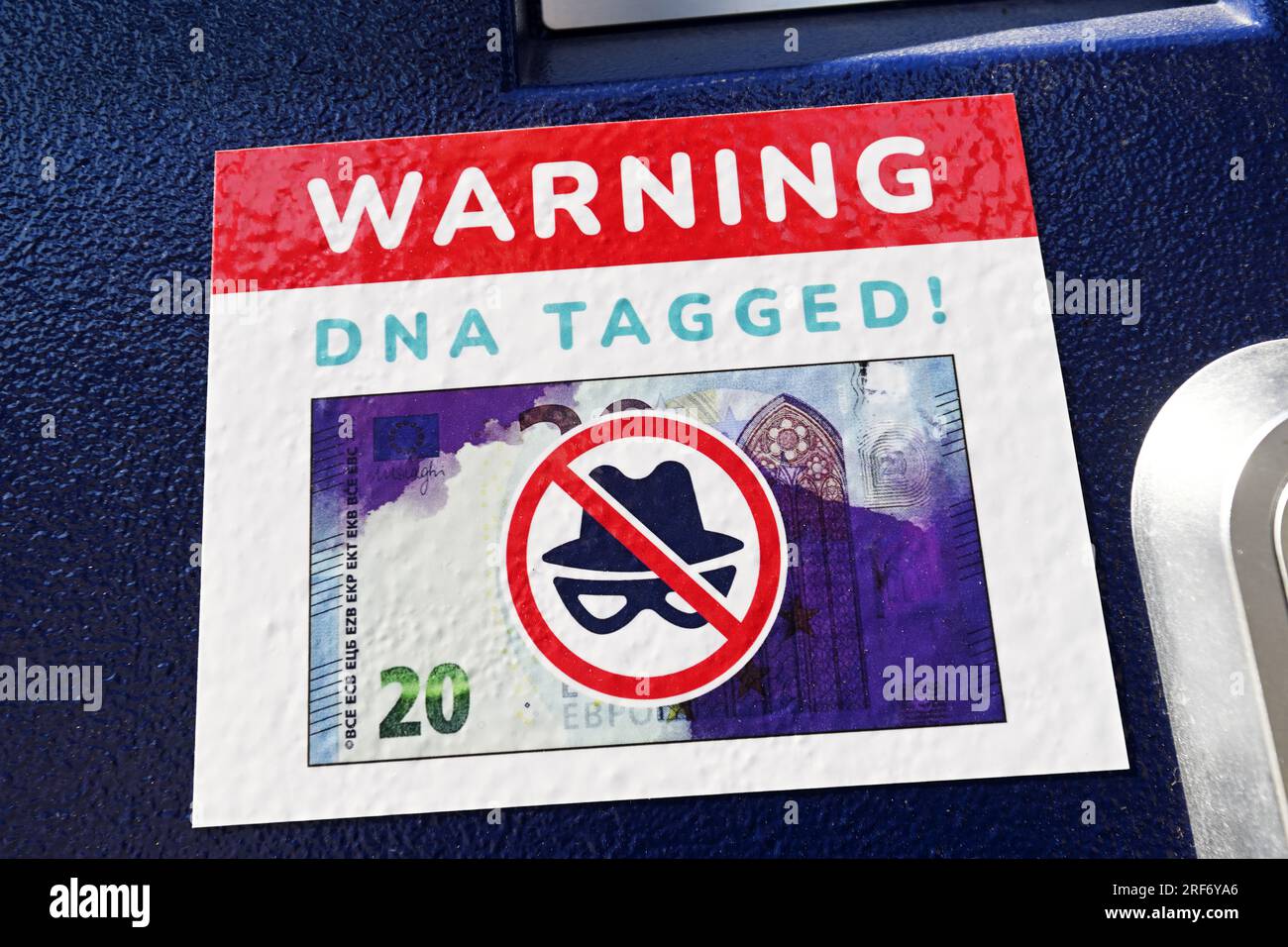 Warnaufkleber für einen mit Farbbomben und künstlicher DNA gesicherten Fahrscheinautomaten Stock Photo