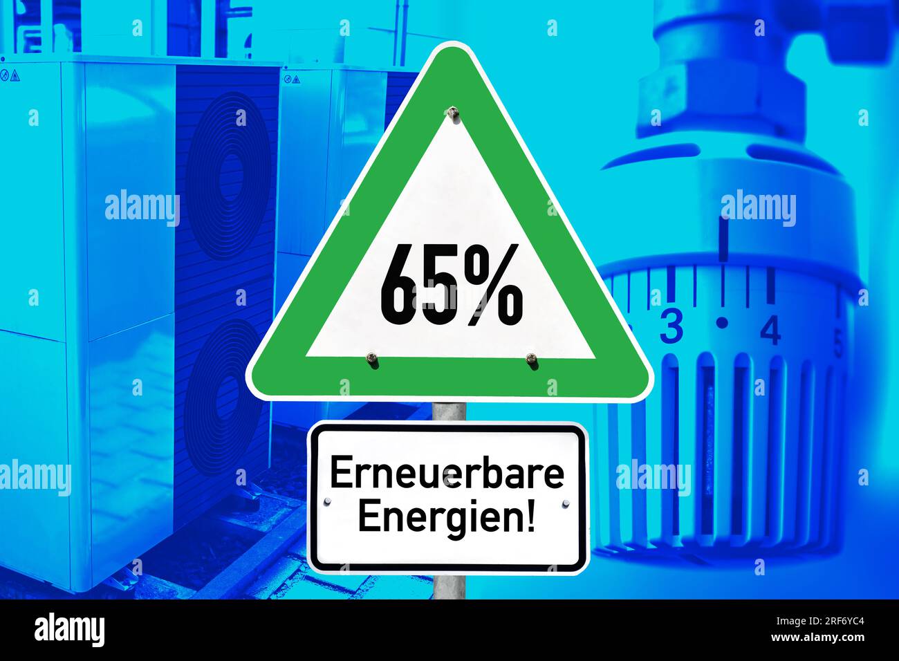 FOTOMONTAGE, Schild mit Aufschrift 65% erneuerbare Energien, Wärmepumpe und Heizungsthermostat Stock Photo