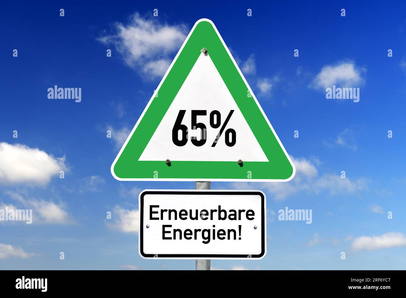 FOTOMONTAGE, Schild mit Aufschrift 65% erneuerbare Energien Stock Photo