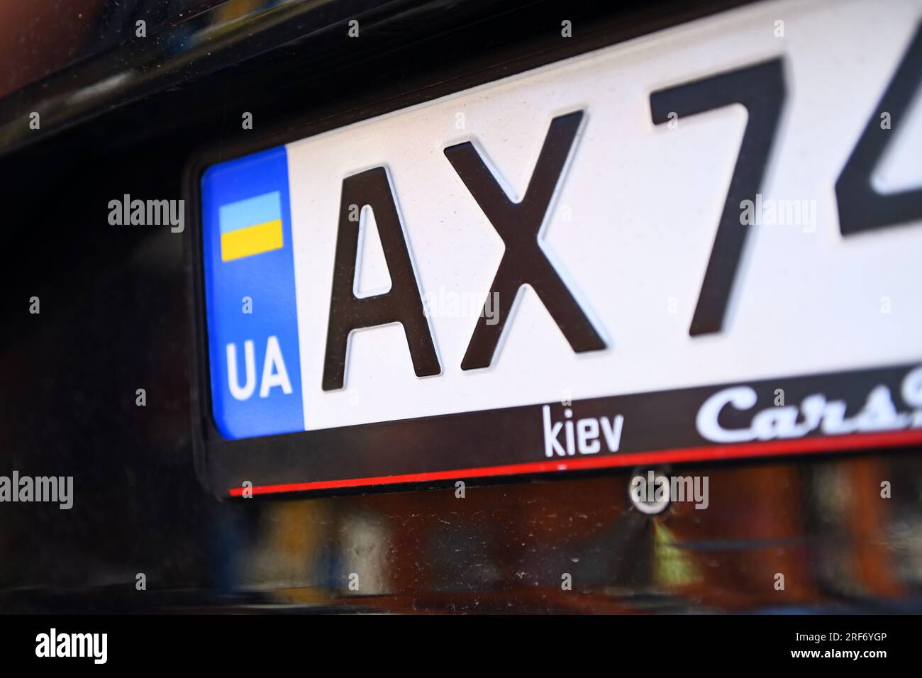 Fahrzeug mit ukrainischem Kennzeichen in Deutschland Stock Photo