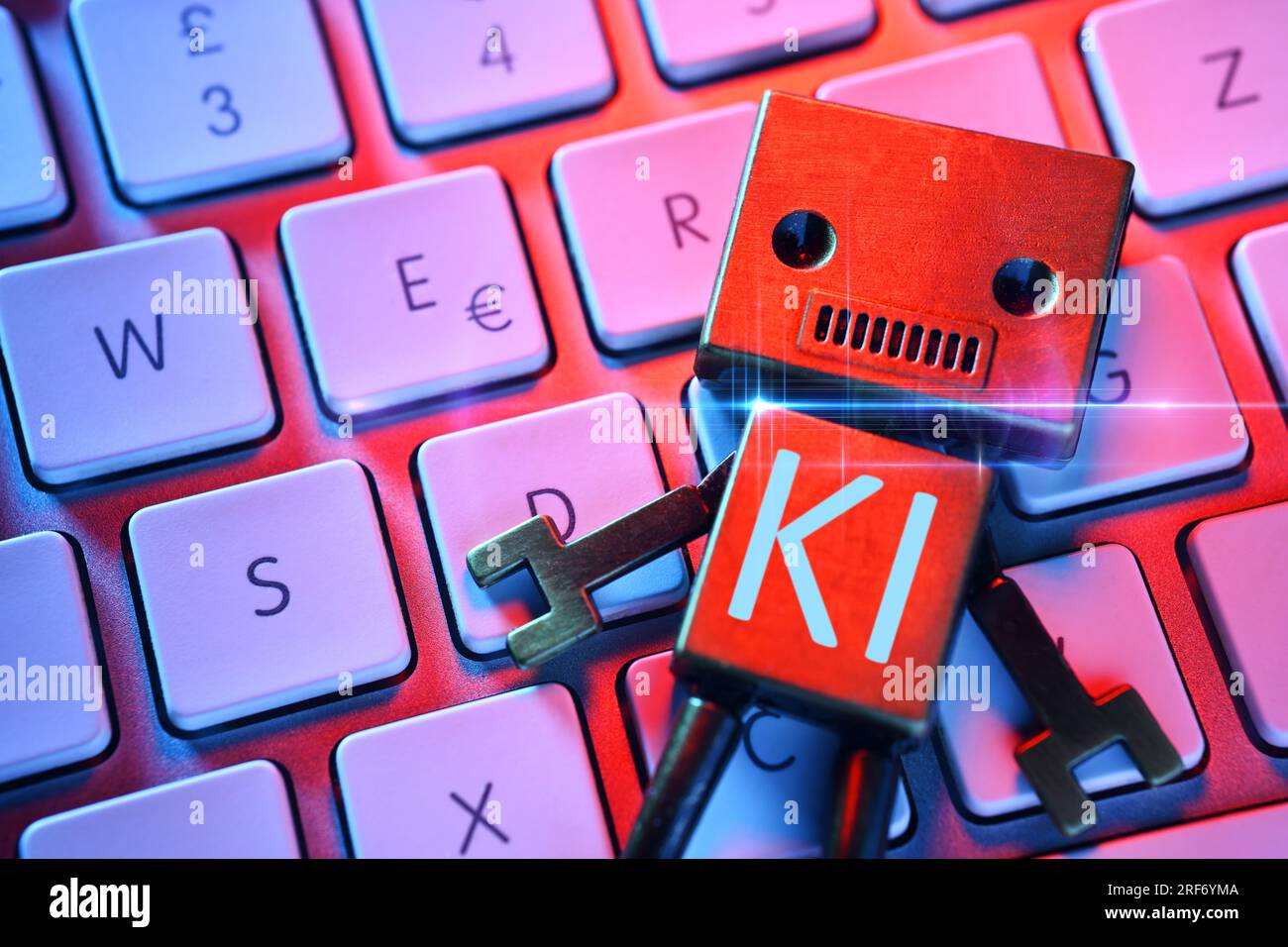 FOTOMONTAGE, Roboterfigur auf einer Computertastatur mit Aufschrift KI, Symbolfoto Künstliche Intelligenz Stock Photo