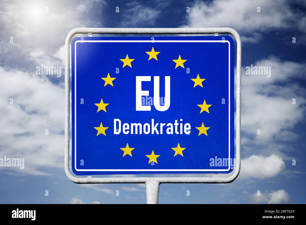 FOTOMONTAGE, EU-Schild mit Aufschrift Demokratie Stock Photo