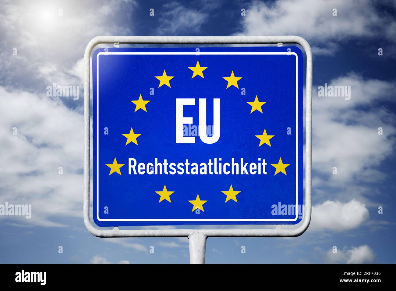 FOTOMONTAGE, EU-Schild mit Aufschrift Rechtsstaatlichkeit Stock Photo