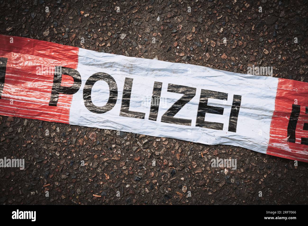 Polizei-Absperrband auf Straße Stock Photo