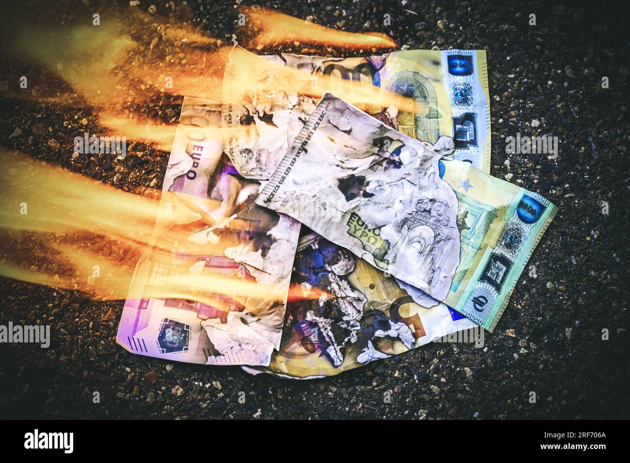 Brennende Euroscheine, Symbolfoto Rezession, Inflation und Wirtschaftskrise Stock Photo