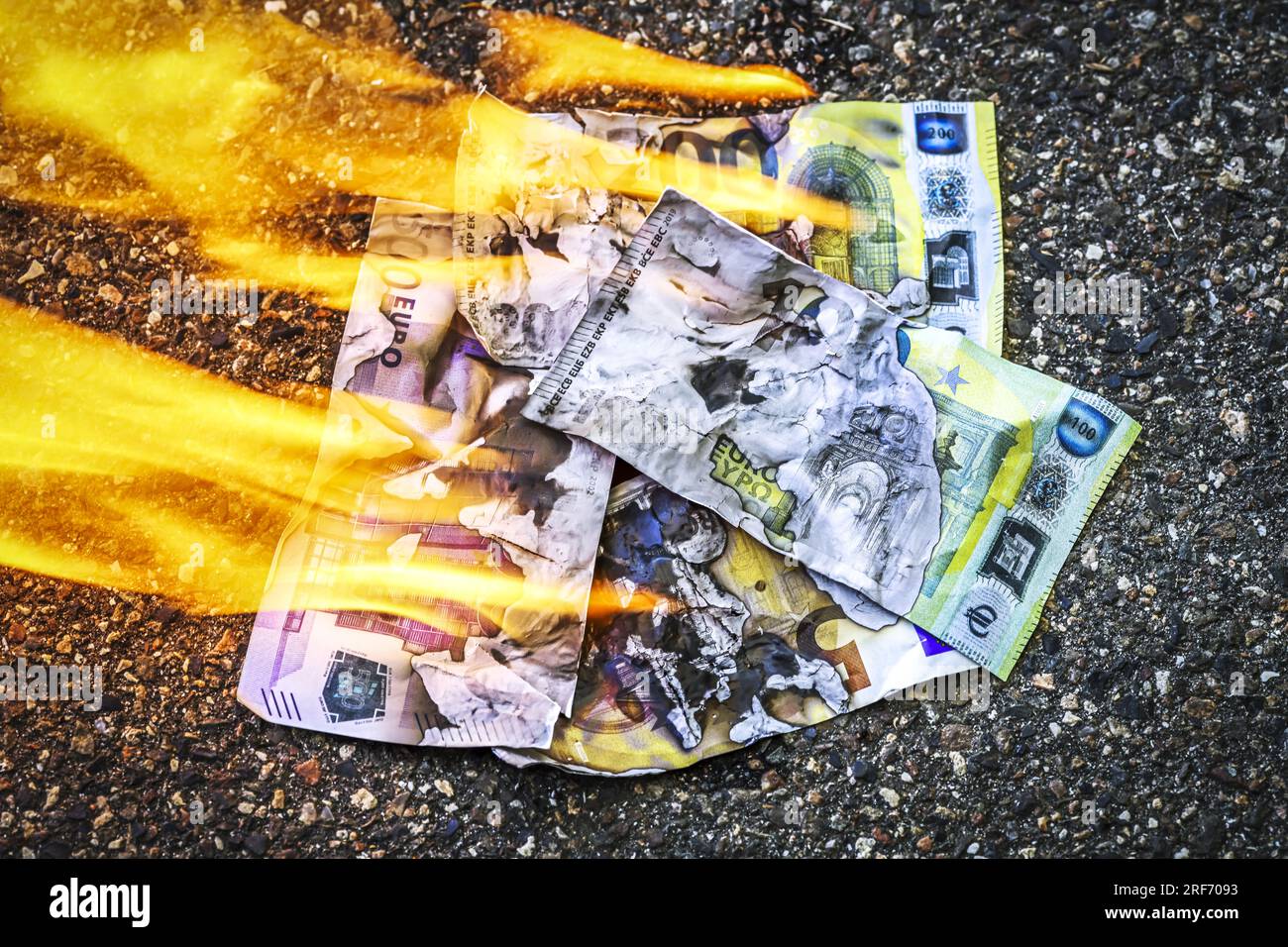 Brennende Euroscheine, Symbolfoto Rezession, Inflation und Wirtschaftskrise Stock Photo