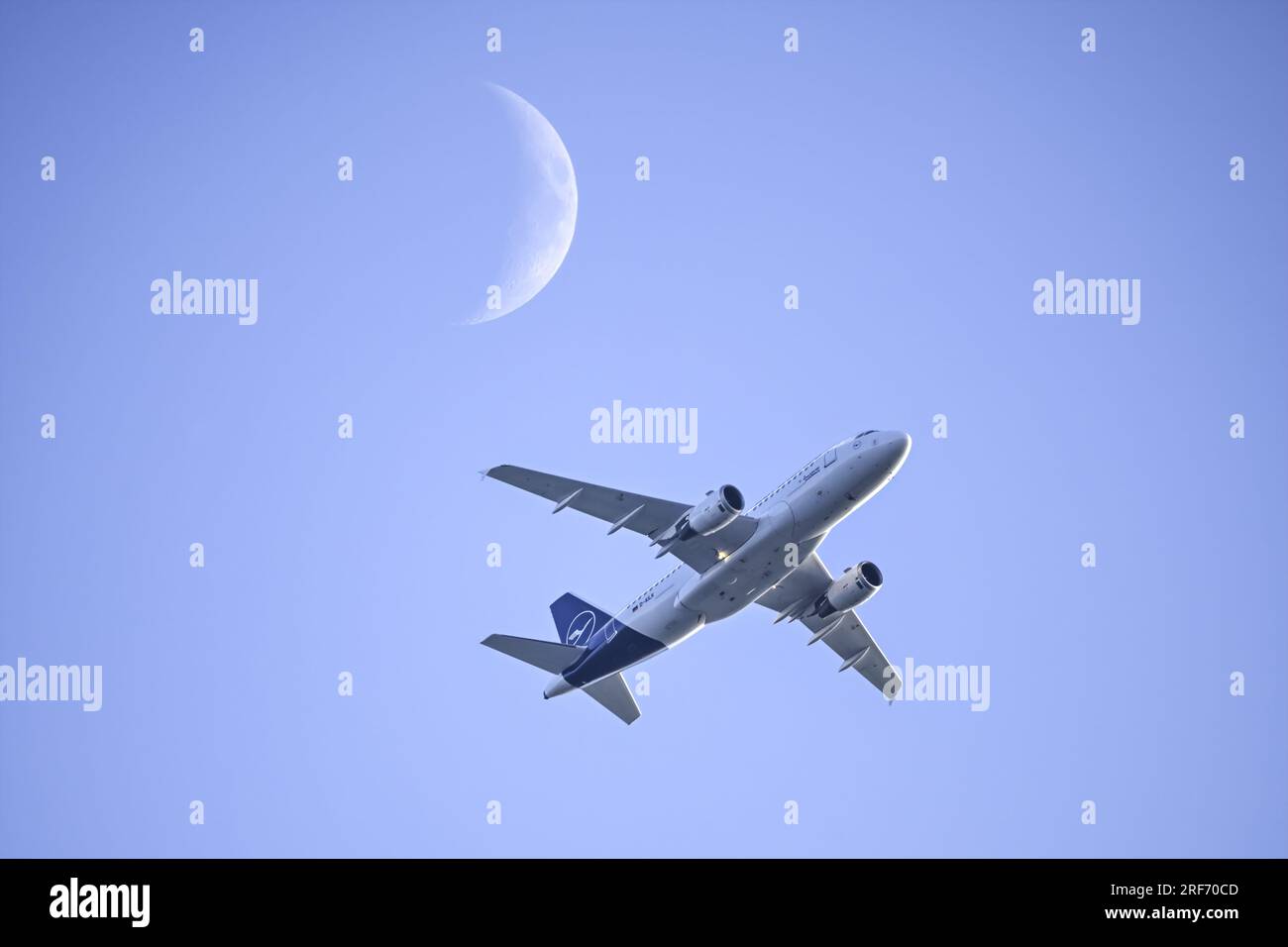 Passagierflugzeug der Fluggesellschaft Lufthansa und Mond in Hamburg, Deutschland Stock Photo