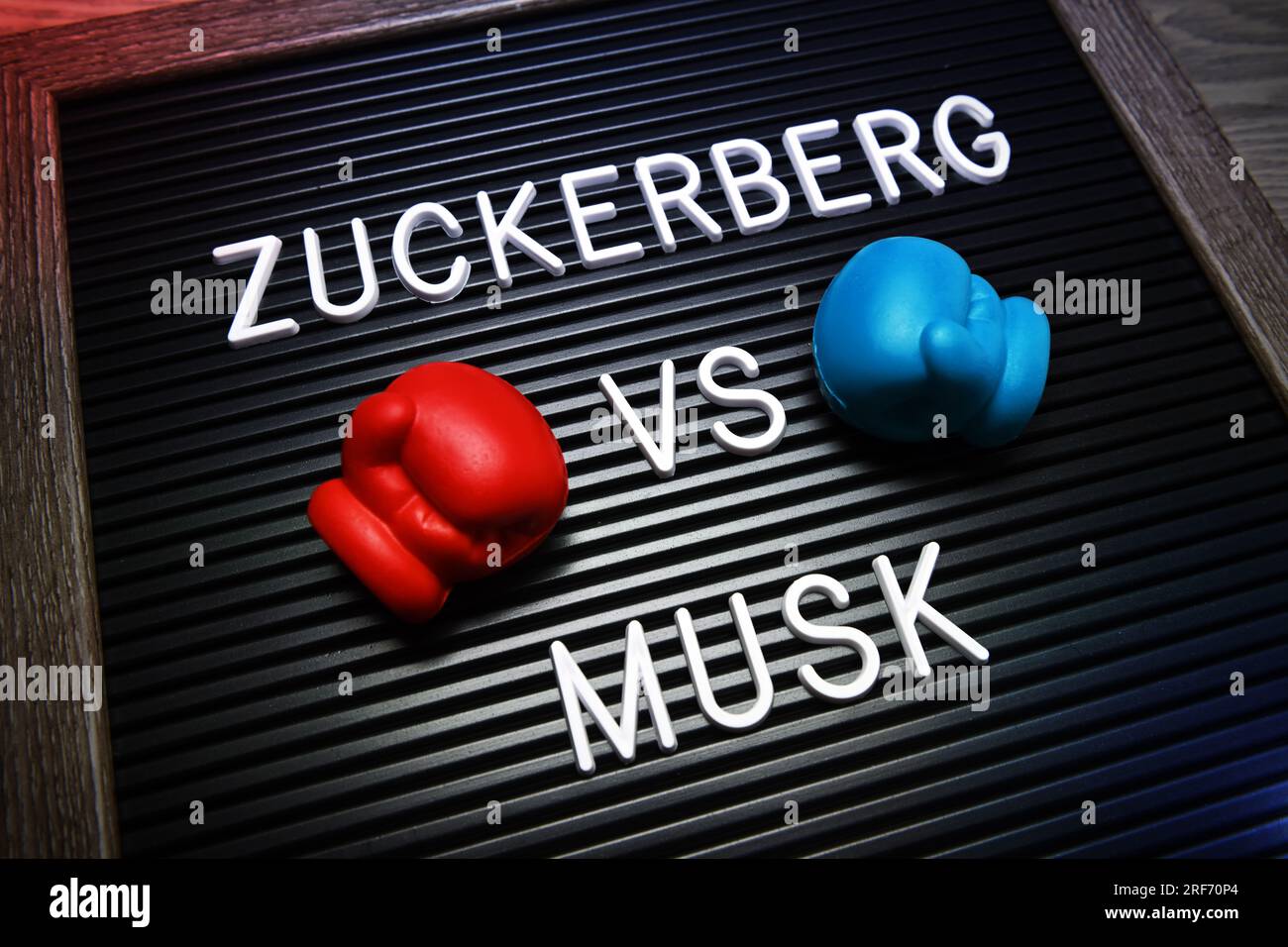 Auf einer Tafel mit Boxhandschuhen steht Zuckerberg vs Musk Stock Photo