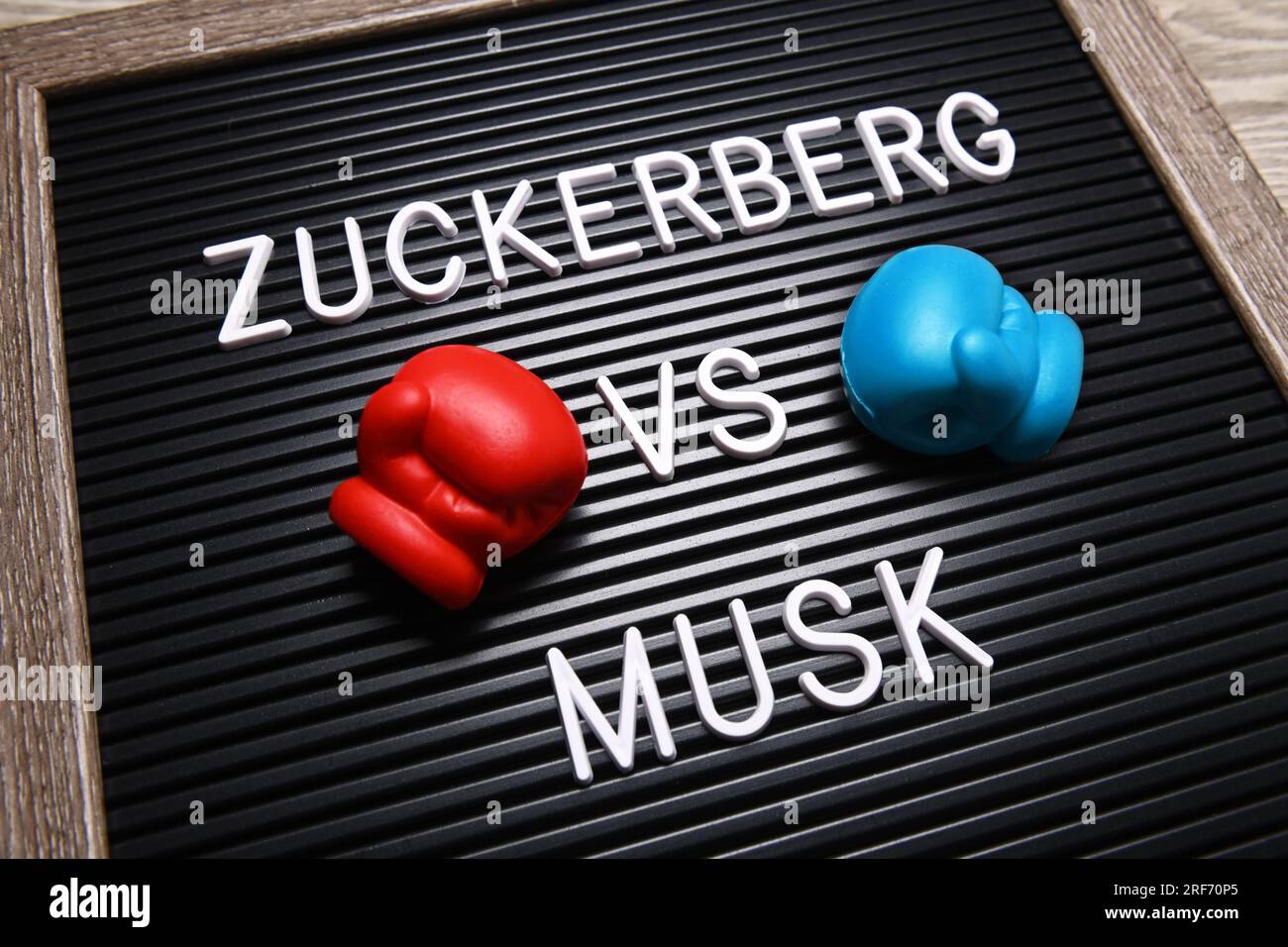 Auf einer Tafel mit Boxhandschuhen steht Zuckerberg vs Musk Stock Photo