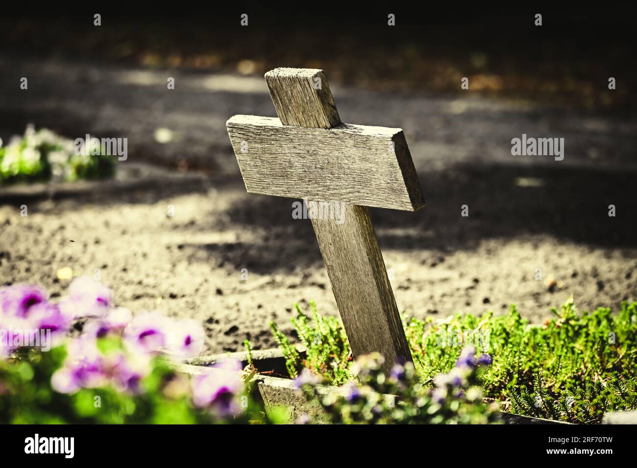 Schiefes Holzkreuz auf einem Friedhof, Symbolfoto Kirchenaustritte Stock Photo