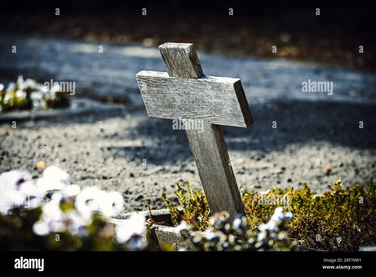 Schiefes Holzkreuz auf einem Friedhof, Symbolfoto Kirchenaustritte Stock Photo