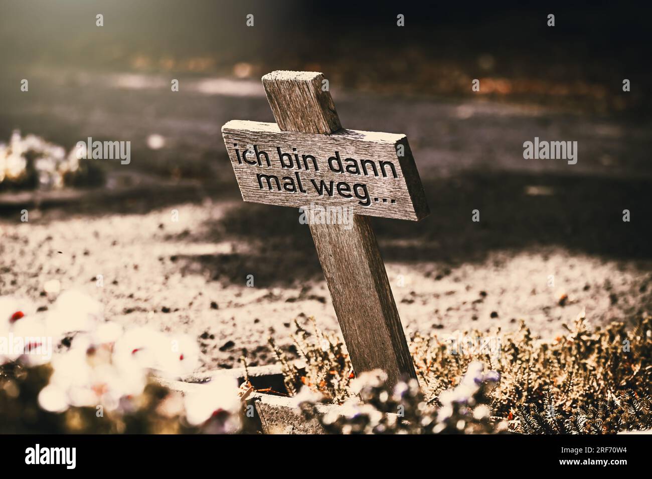 FOTOMONTAGE, Schiefes Holzkreuz mit der Aufschrift ich bin dann mal weg, Symbolfoto für Kirchenaustritte Stock Photo