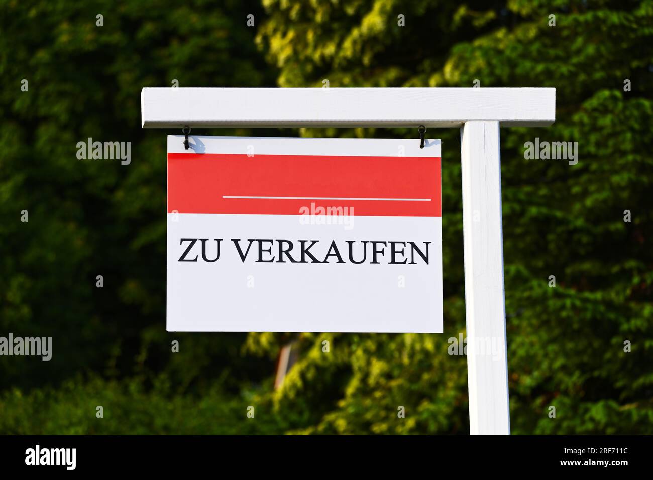 Schild mit Aufschrift Zu verkaufen an einer Wohnimmobilie Stock Photo