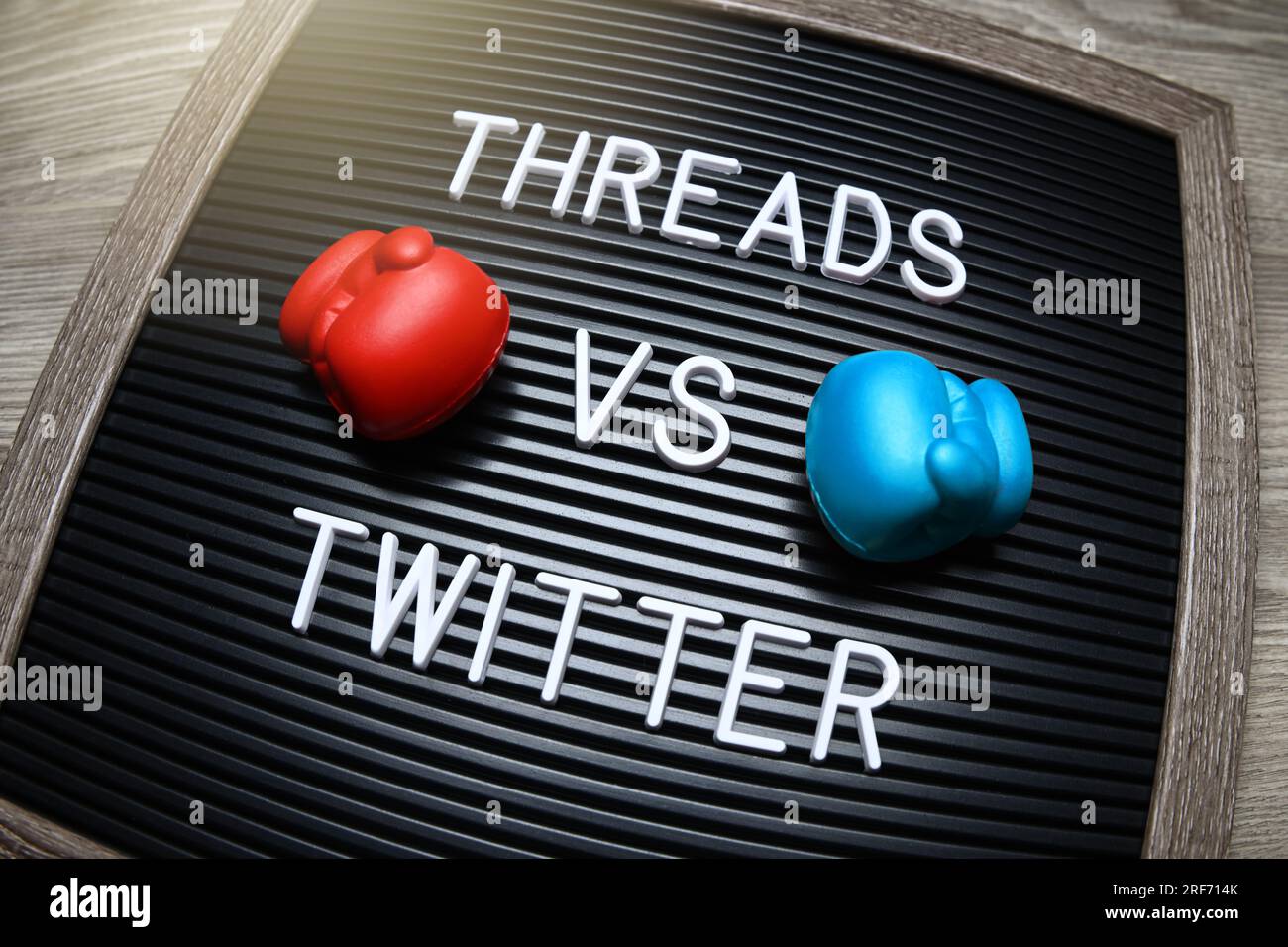 FOTOMONTAGE, Auf einer Tafel mit Boxhandschuhen steht Threads vs Twitter, neuer Kurznachrichtendienst Threads will Twitter Konkurrenz machen Stock Photo