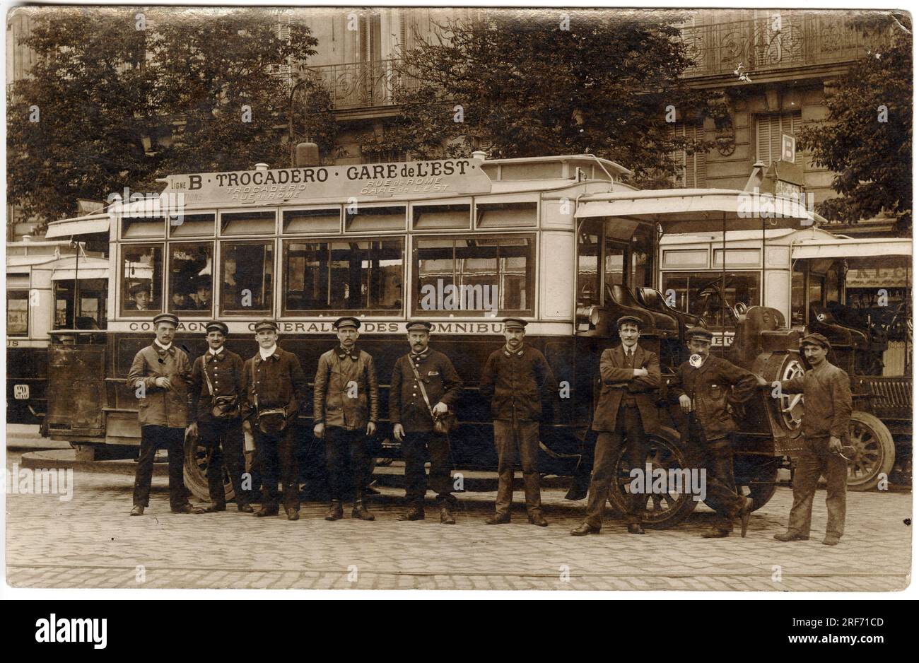 Le personnel de la Compagnie Generale des Omnibus, rassembles devant leurs vehicules, a la gare de l'Est. Carte postale debut XXeme siecle. Stock Photo