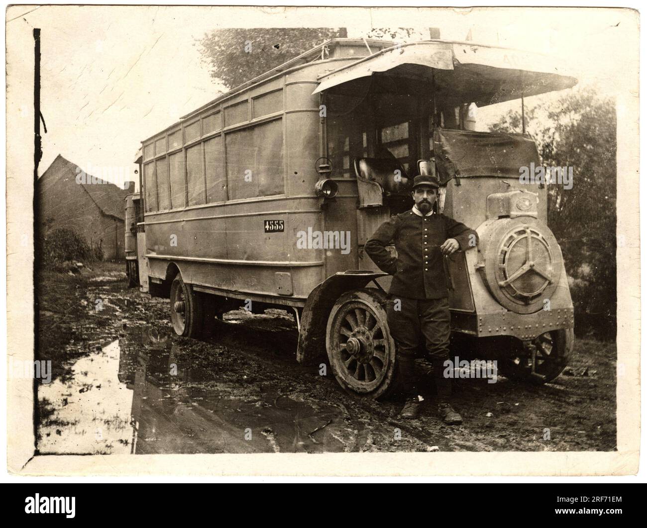 Un autobus requisitionne, lors de la premiere guerre mondiale ( 1914-1918) avec son chauffeur. Carte postale debut XXeme siecle. Stock Photo