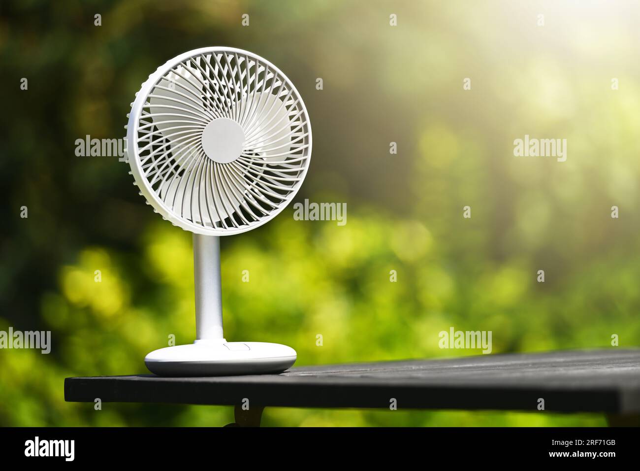 Ventilator steht im Garten auf einem Tisch Stock Photo
