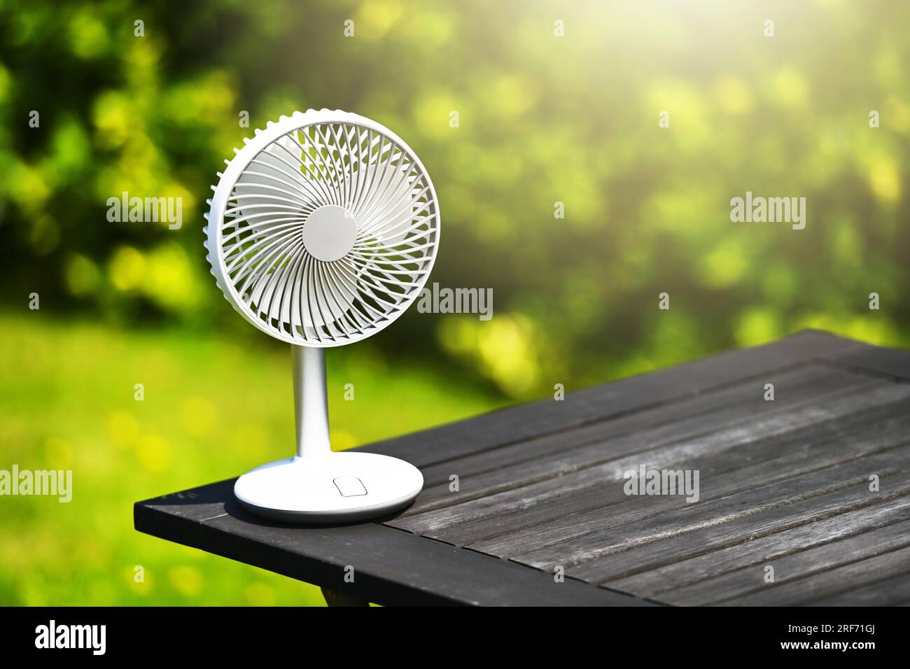 Ventilator steht im Garten auf einem Tisch Stock Photo