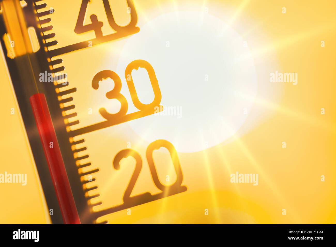 Thermometer bei über 30 Grad Celsius vor der Sonne, Symbolfoto Hitzewelle Stock Photo