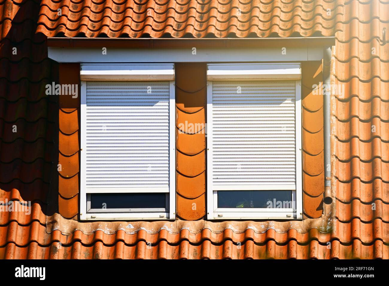 Mit Rollladen geschützte Fenster bei Sommerhitze Stock Photo