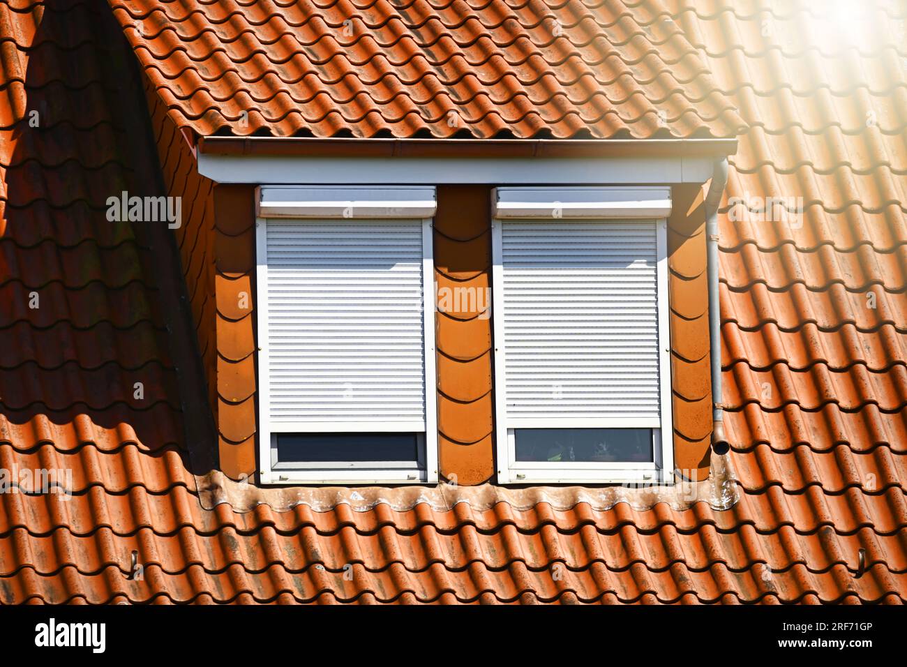 Mit Rollladen geschützte Fenster bei Sommerhitze Stock Photo