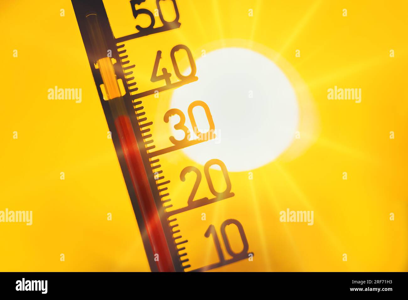 Thermometer bei über 30 Grad Celsius vor der Sonne, Symbolfoto