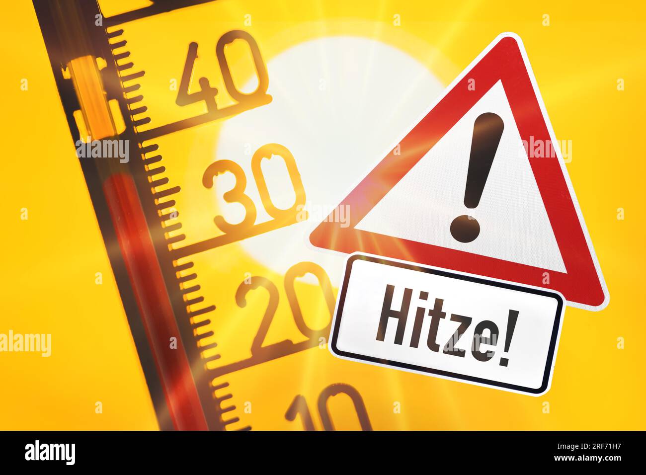 FOTOMONTAGE, Thermometer bei über 30 Grad Celsius vor der Sonne und Warnschild mit Aufschrift