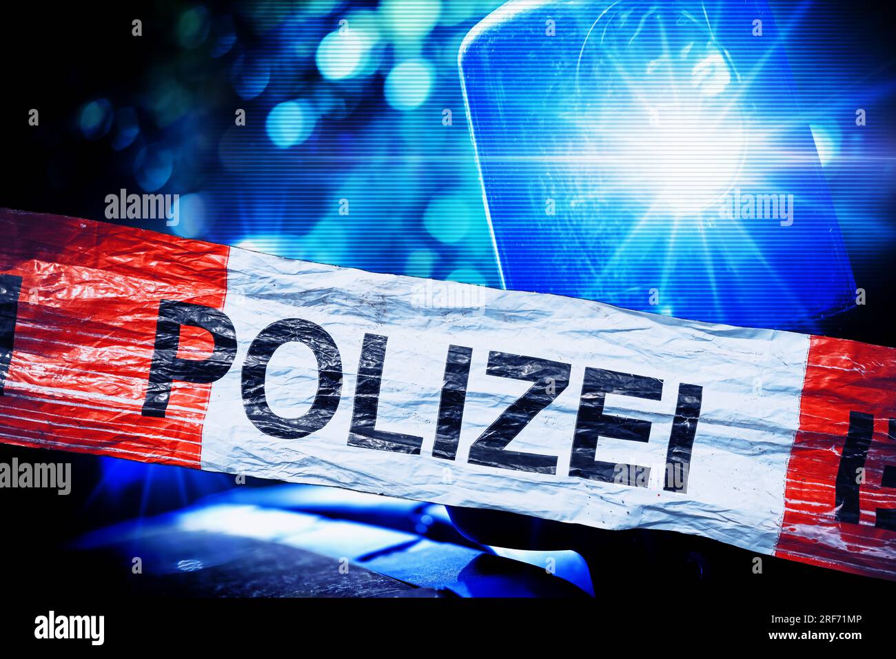 FOTOMONTAGE, Polizei-Absperrband und Blaulicht, Symbolfoto Polizeieinsatz Stock Photo