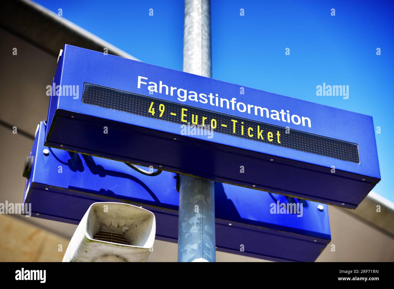 FOTOMONTAGE, Infotafel an einem Bahnsteig mit Aufschrift 49-Euro-Ticket, 49-Euro-Ticket als möglicher Nachfolger des Neun-Euro-Tickets, Symbolfoto Stock Photo