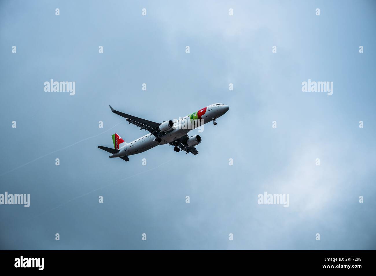 View of a TAP Air Portugal Airbus A321 jet airplane approaching to land Stock Photo