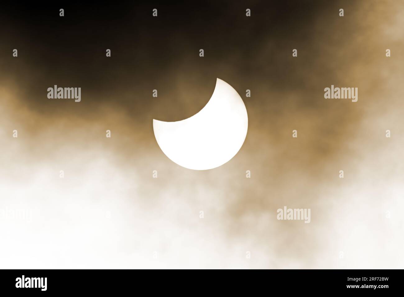  Partielle Sonnenfinsternis am 25.10.2022 in Hamburg, Deutschland Stock 