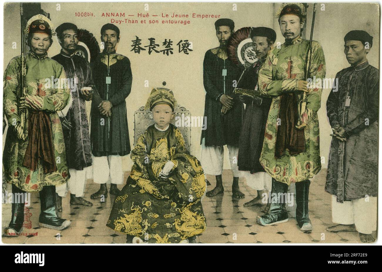 Portrait du jeune empereur Duy-Than et de son entourage a Hue dans le Annam au Vietnam, en Indochine Francaise. Carte postale, 1908, Paris. Stock Photo