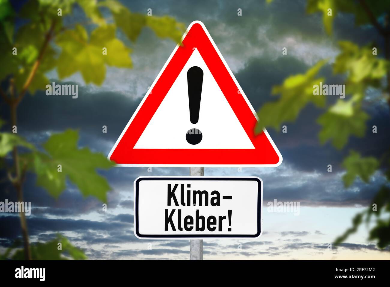 FOTOMONTAGE, Schild mit Aufschrift Klima-Kleber Stock Photo