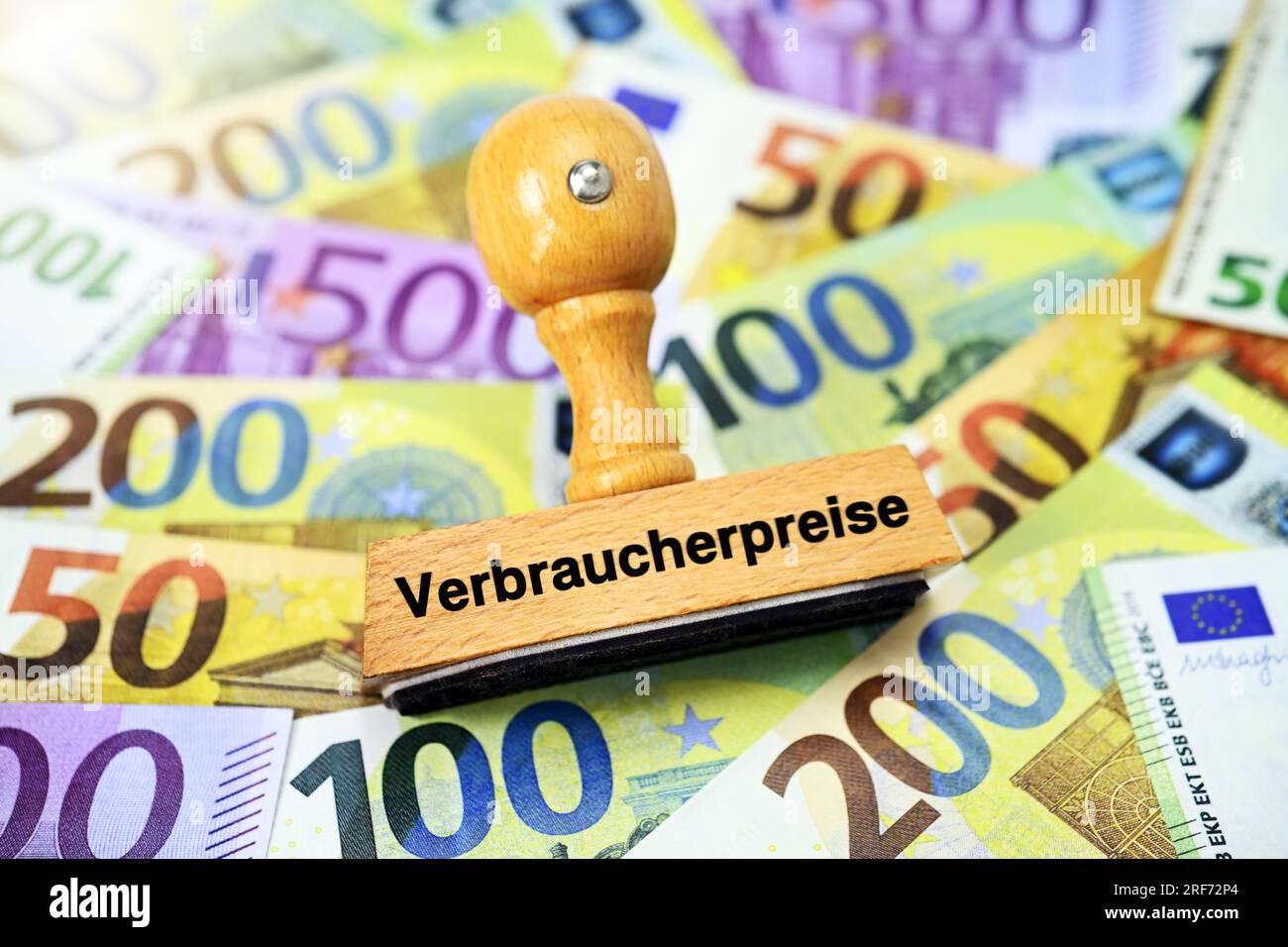 FOTOMONTAGE, Stempel mit Aufschrift Verbraucherpreise auf Euroscheinen Stock Photo