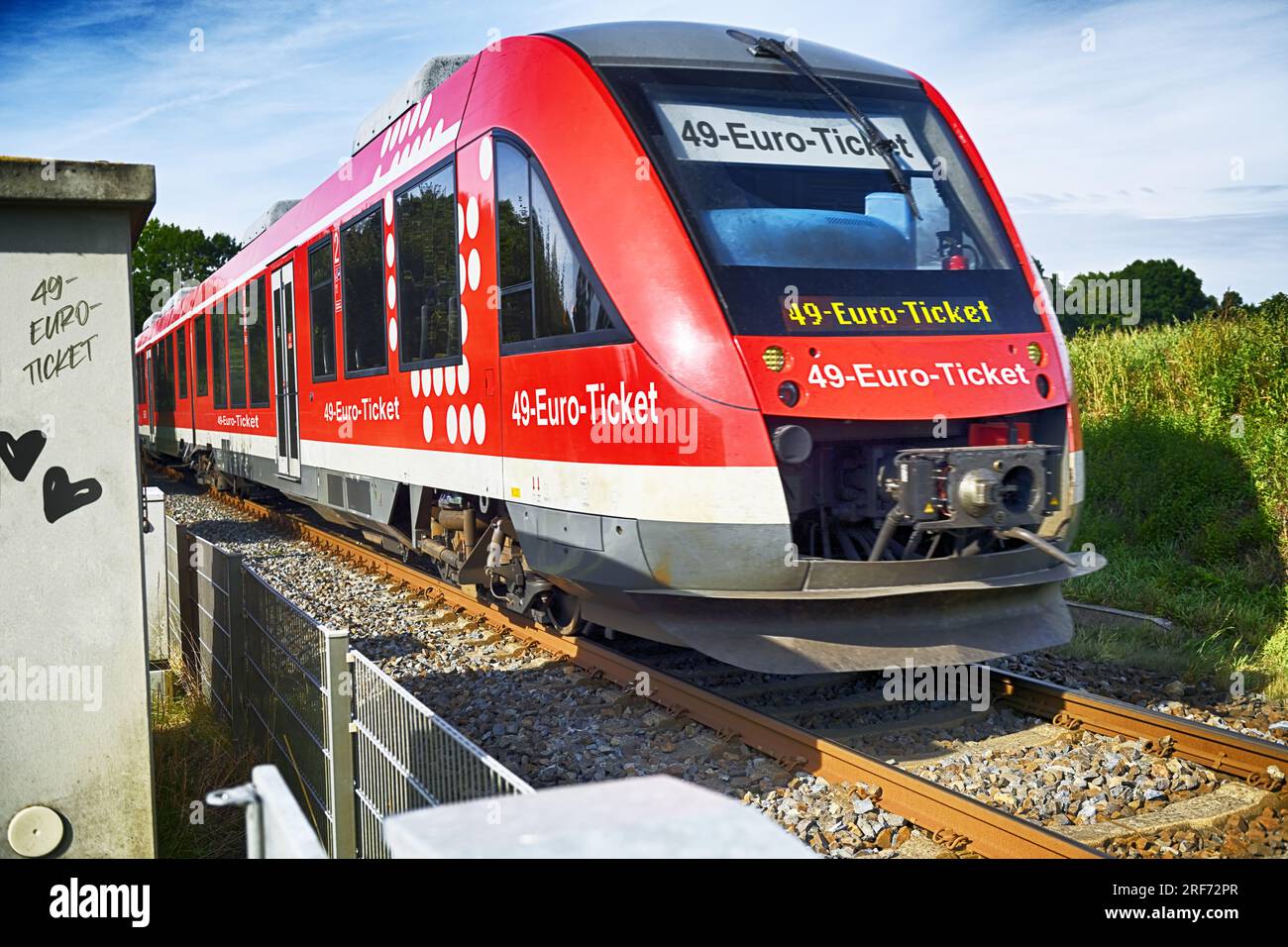 FOTOMONTAGE, Regionalbahn mit Aufschrift 49-Euro-Ticket, Symbolfoto Deutschlandticket Stock Photo
