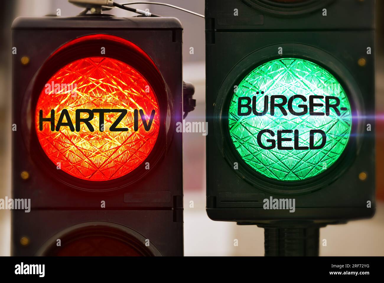 FOTOMONTAGE, Rote und grüne Ampel mit Aufschrift Bürgergeld und Hartz IV Stock Photo