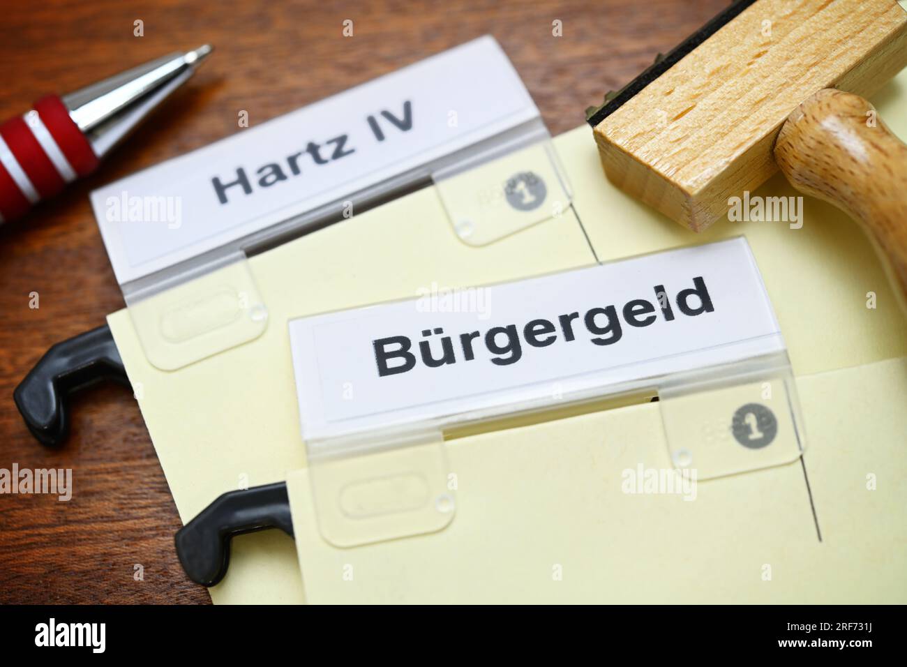 Hängeregisterordner mit Aufschrift Bürgergeld und Hartz IV Stock Photo