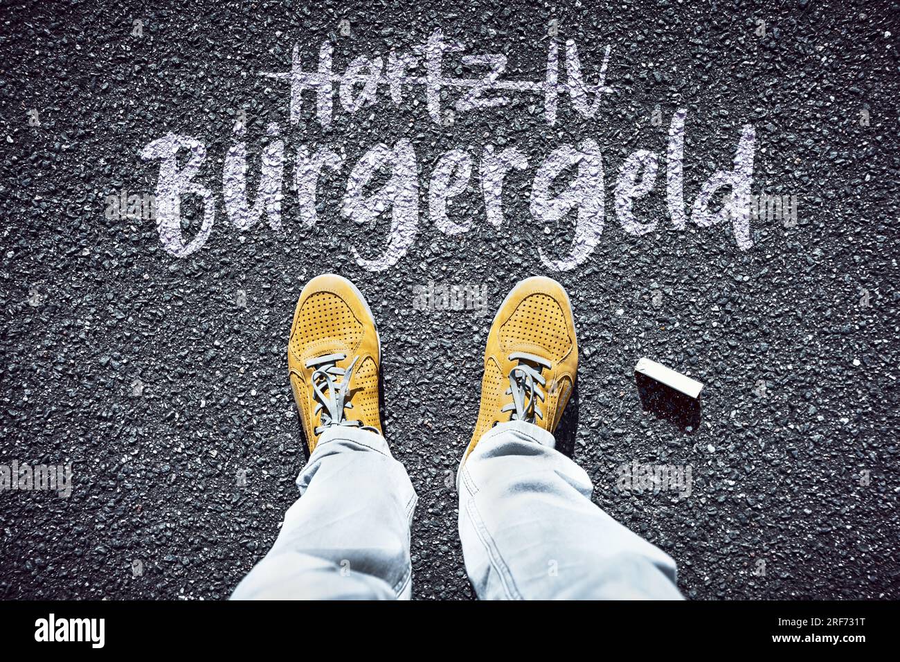 FOTOMONTAGE, Person steht vor dem Schriftzug Bürgergeld und dem durchgestrichenen Schriftzug Hartz IV Stock Photo